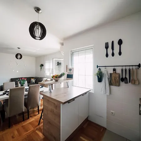 Spacious And Cosy Dumato Apartman Zára