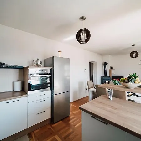 Spacious And Cosy Dumato Apartman